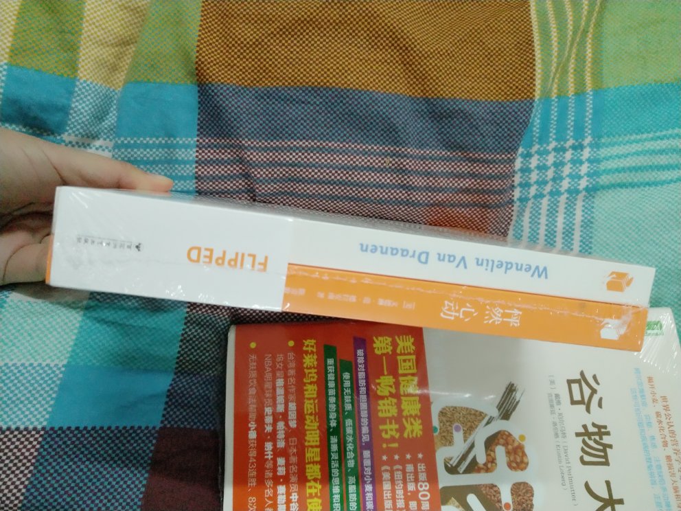 买这本书有几个诱惑点，一是这部电影让我深刻的体会到要去了解人们外表下的内心。另外是这个插画真的很喜欢。