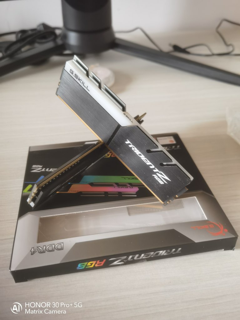 芝奇幻光戟32gb216gbddr44000f44000c18d32gtzr