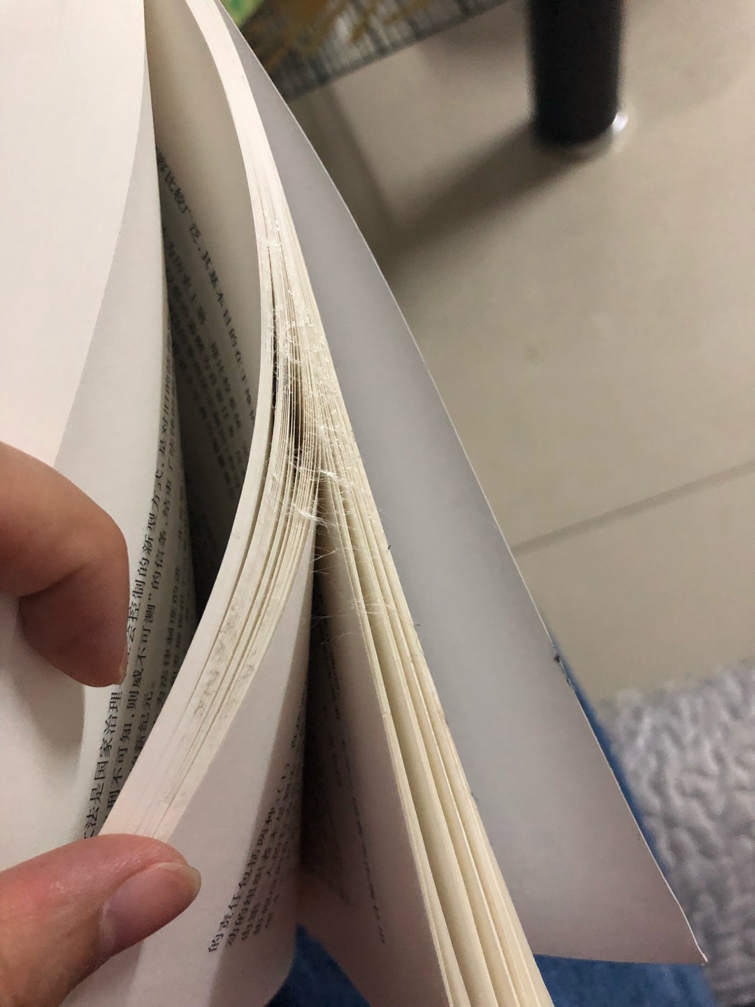 这个书怎么回事，粘了好多页的胶，后面的纸全粘一块了，弄了一手的胶