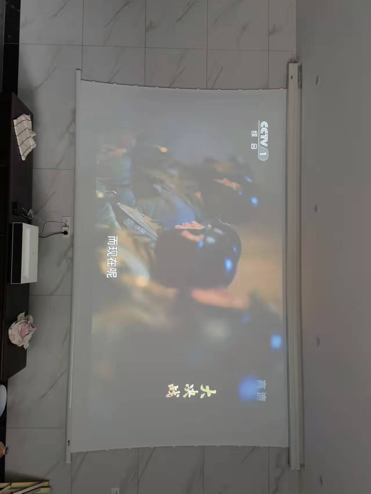 峰米激光电视Cinema2家庭影院投影仪家用投影机（含100英寸菲涅尔柔性屏2200ANSI流明4K高清超短焦）