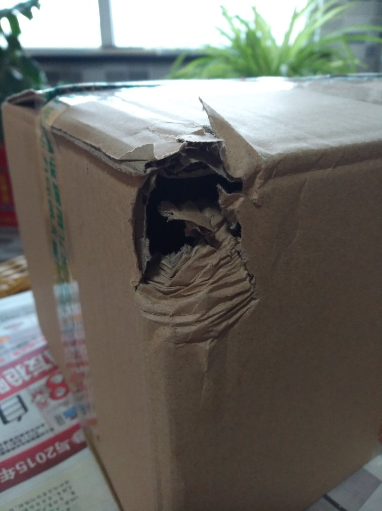 外包装箱摔了个大洞，还好里面的书宝贝很万幸没有受到如何伤害。