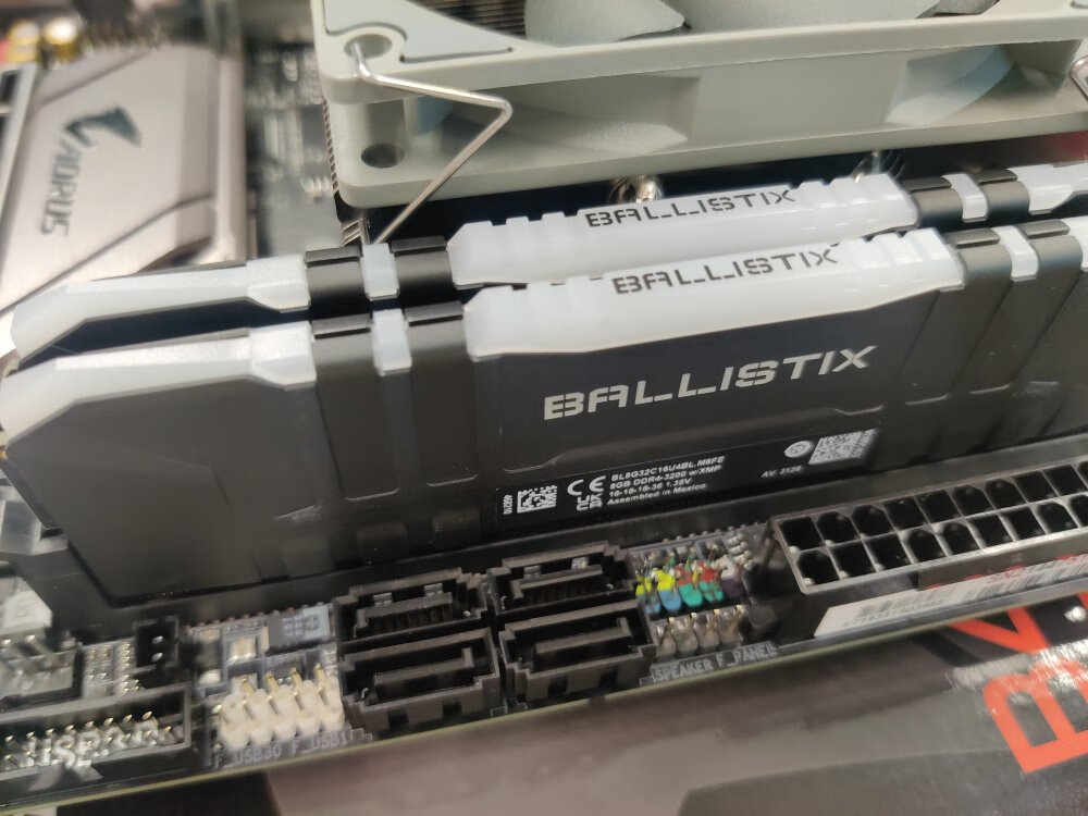 英睿达ballistix铂胜 rgb 16gb(2×8gb)ddr4 3200点评