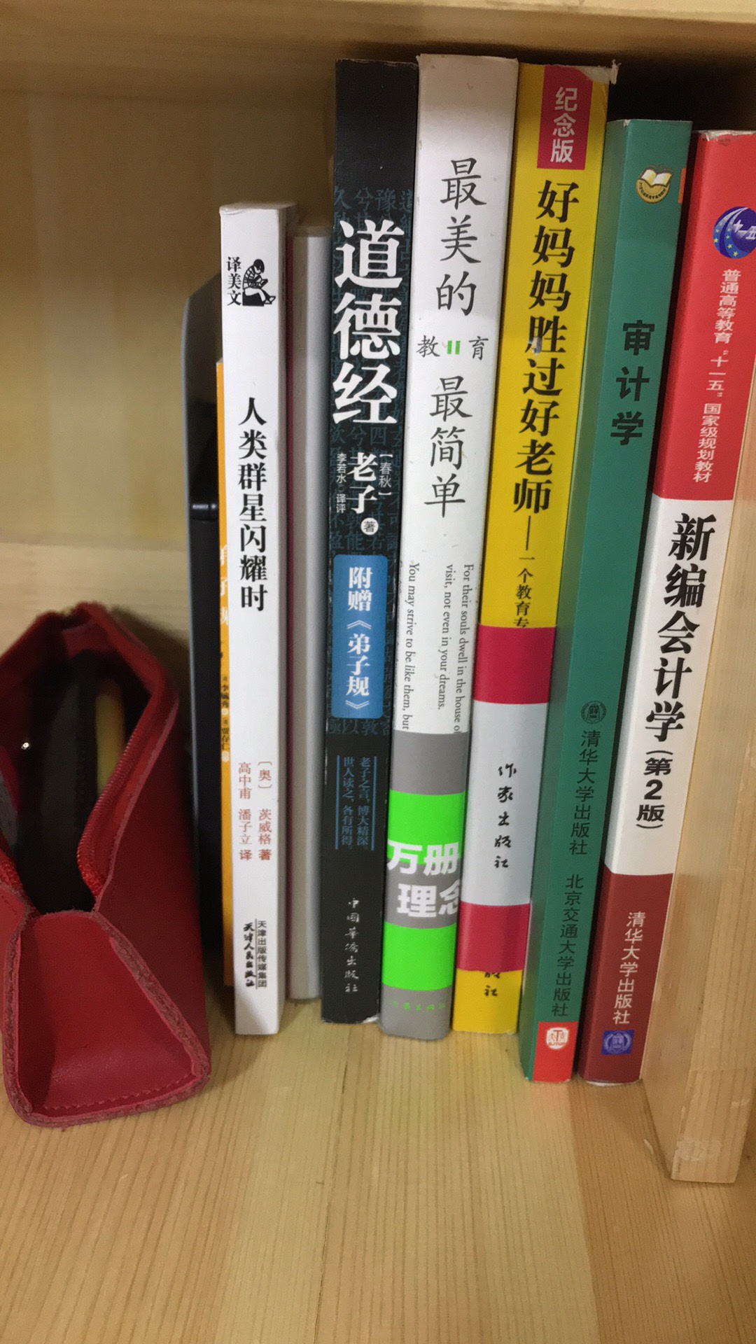 这本是凑单的，没想到却是最先看完的，也是最吸引我的。近期自营图书的优惠力度不大，等了好久也没有抢到特别实惠的券，最后实在忍不住还是买了，感觉不太实惠，现在电子书那么多，替纸书担心……