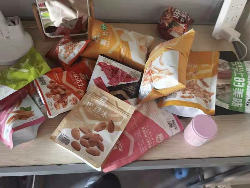 良品铺子巨型零食大礼包，送女友25包零食，14款荤素分享包