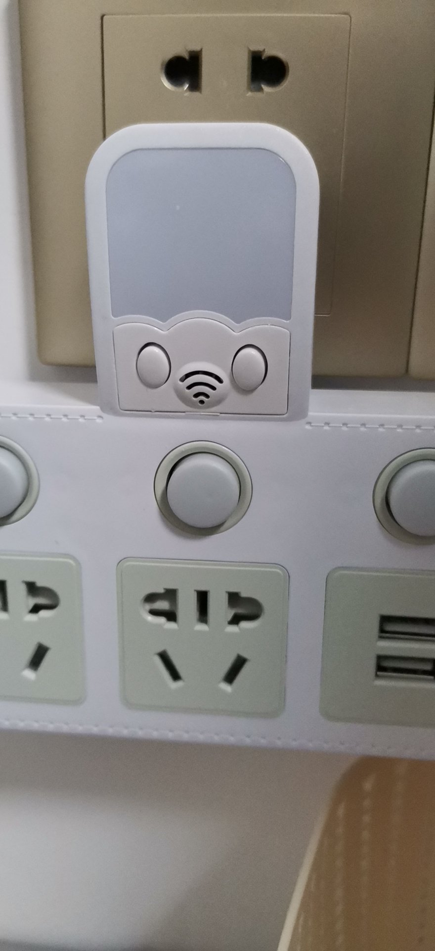 带灯 usb】报价_参数_图片_论坛_戴利普 一转三插位(带灯 usb)插座/排