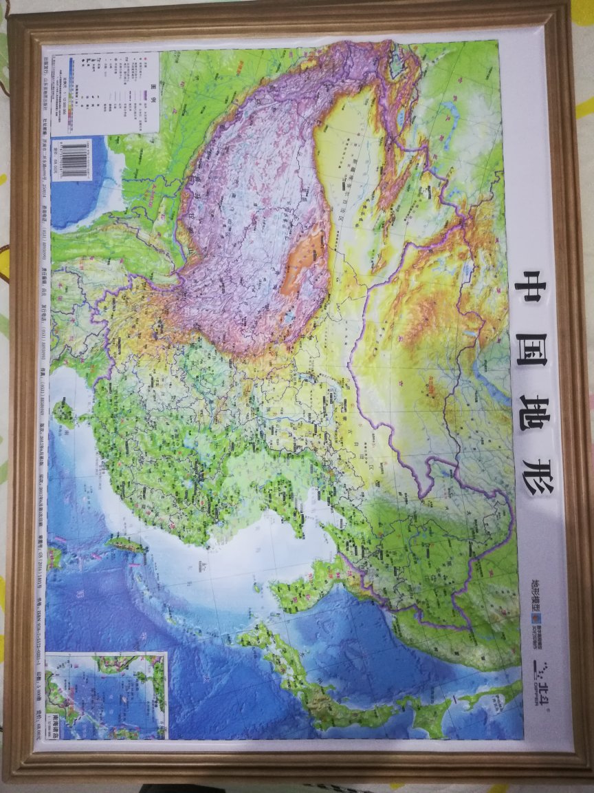 之所以买立体地图，就是要地形方面的高低起伏。可高度方向上，比例不协调。长江、黄河等河流，好多地方都是水往高处流！！！