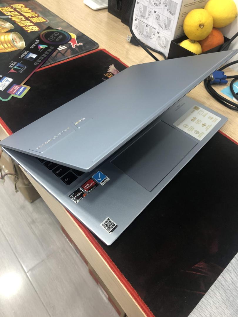 华硕无畏15 r7-5700u八核处理器,外观大气,配置性价比高,oled的屏幕