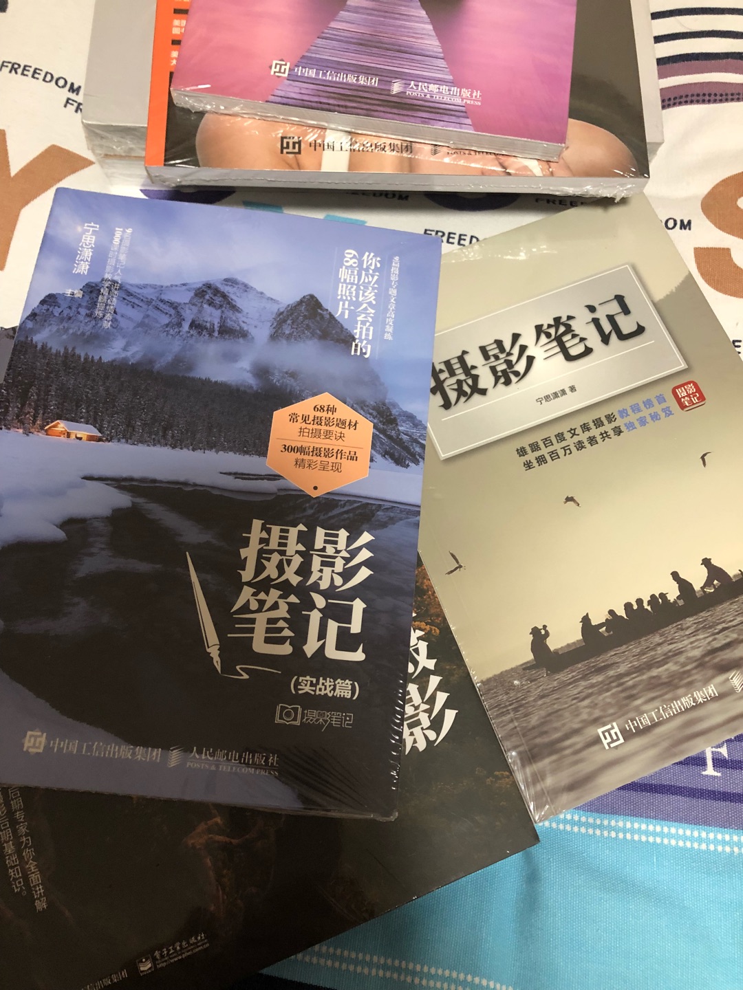 好书，非常适合入门学习，知识点浅显易懂，都有非常形象的比喻，和之前买的其他摄影教材相比确实有很大差别，内容全是干货，强力推荐。