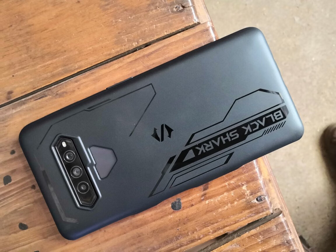 黑鲨4s游戏手机磁动力升降肩键带来优秀游戏体验