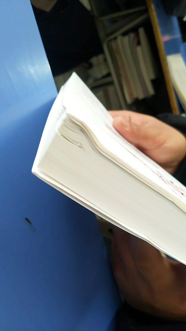 这本书运过来就是这样，折角了，纸张质量很差，书里边的味道很刺鼻