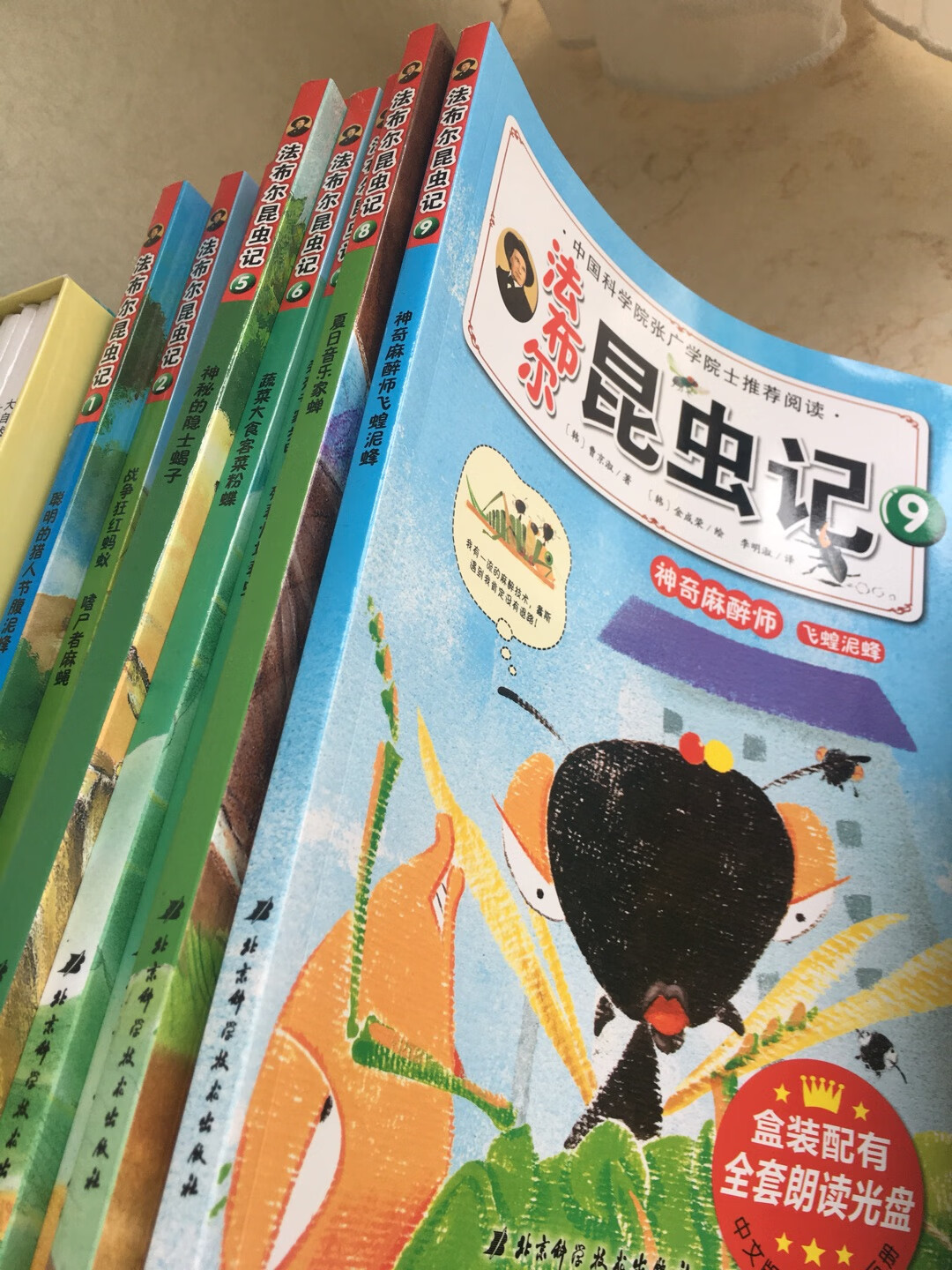 这套非故事类绘本也很棒，教孩子认识各种虫子，家里书太多了，真的不能再买了，要多多看书了。