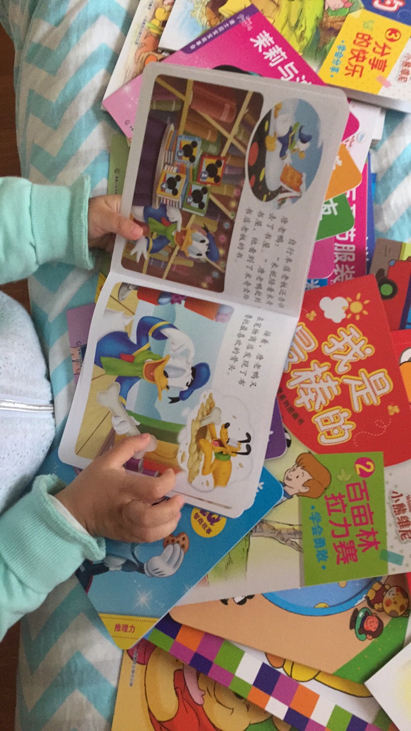 小书大小超适合2岁宝宝看，内容要家长陪同讲解，宝宝会很开心，绘声绘色就更好了。
