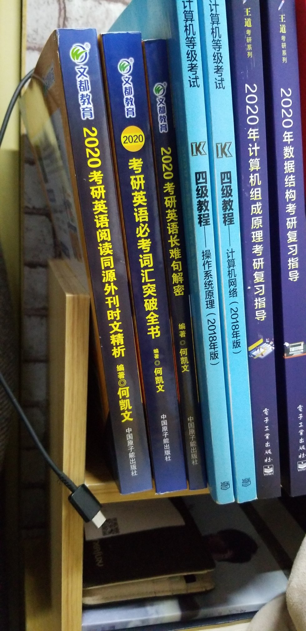 室友推荐的，感觉还不错，慢慢看吧，包装可以，书没有破损，也没有折痕和挤压的痕迹，物流很好