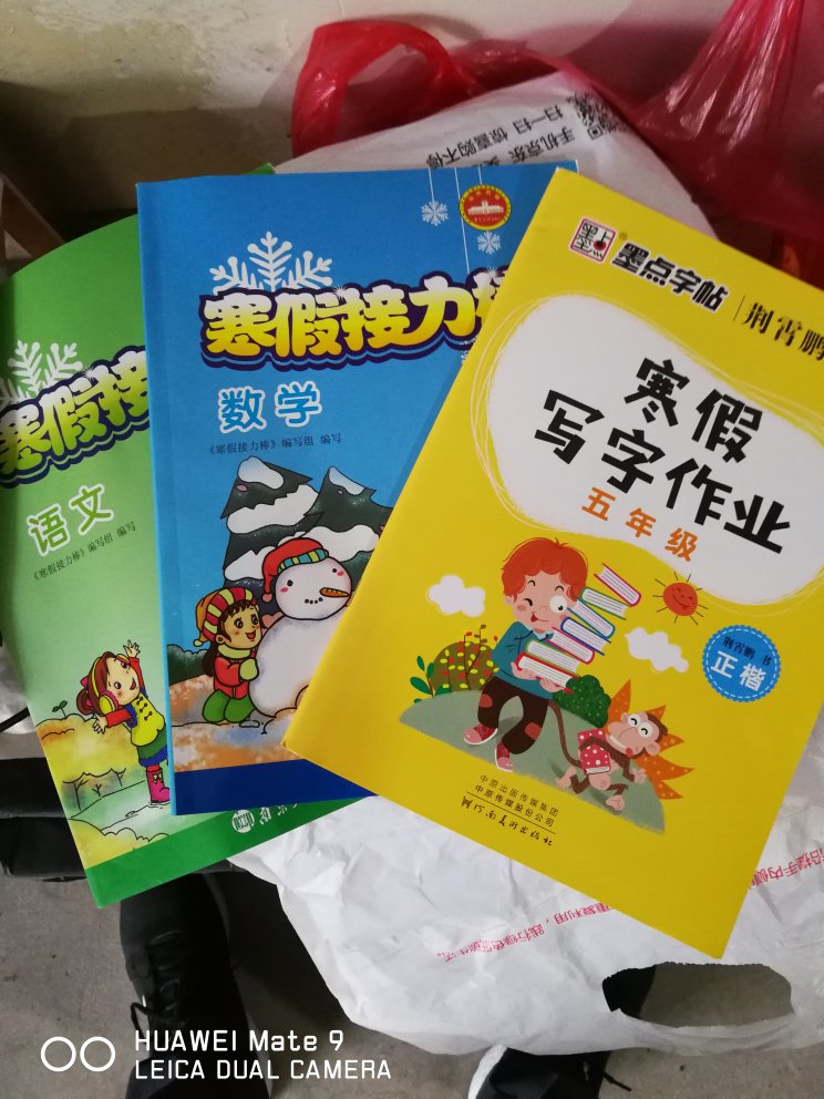 内容不错，不过不太明白为什么给中国的孩子读却选那么多外国的作品。人教社出版的，大品牌，大气，定价也大气，这么一本薄薄的小书定价30元！