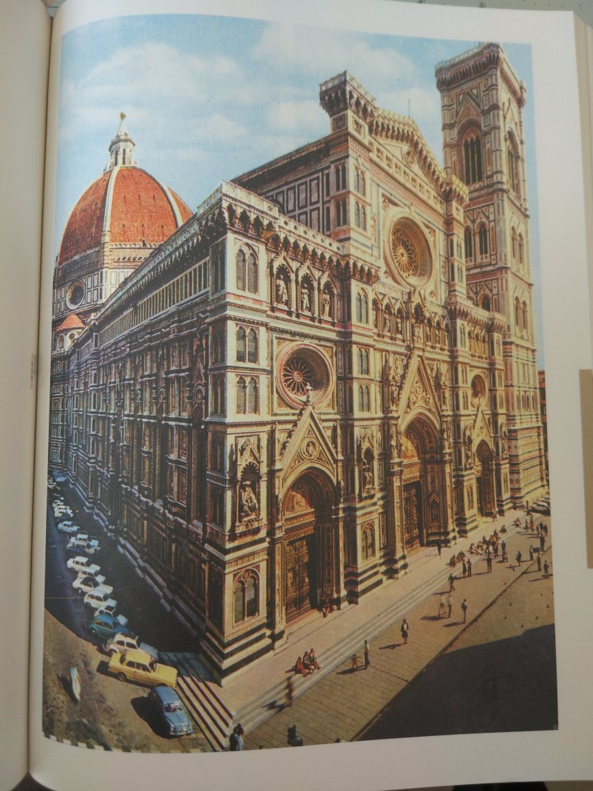 陈志华的《意大利古建筑散记》是我看过的关于西方建筑艺术中写的最好的。文笔优美，能让人产生强烈共鸣。书中充满了作者的人文主义关怀以及对意大利古建筑保护的赞许。跟作者一样，那时候我也是拉着瑶瑶没命似的绕着圣母百花大教堂跑了一圈又一圈，想把她的美全方位牢牢地印刻在心里。登上穹顶，俯瞰孕育了无数文化巨人的艺术城市，我张开双臂高呼: I am the king of the world！