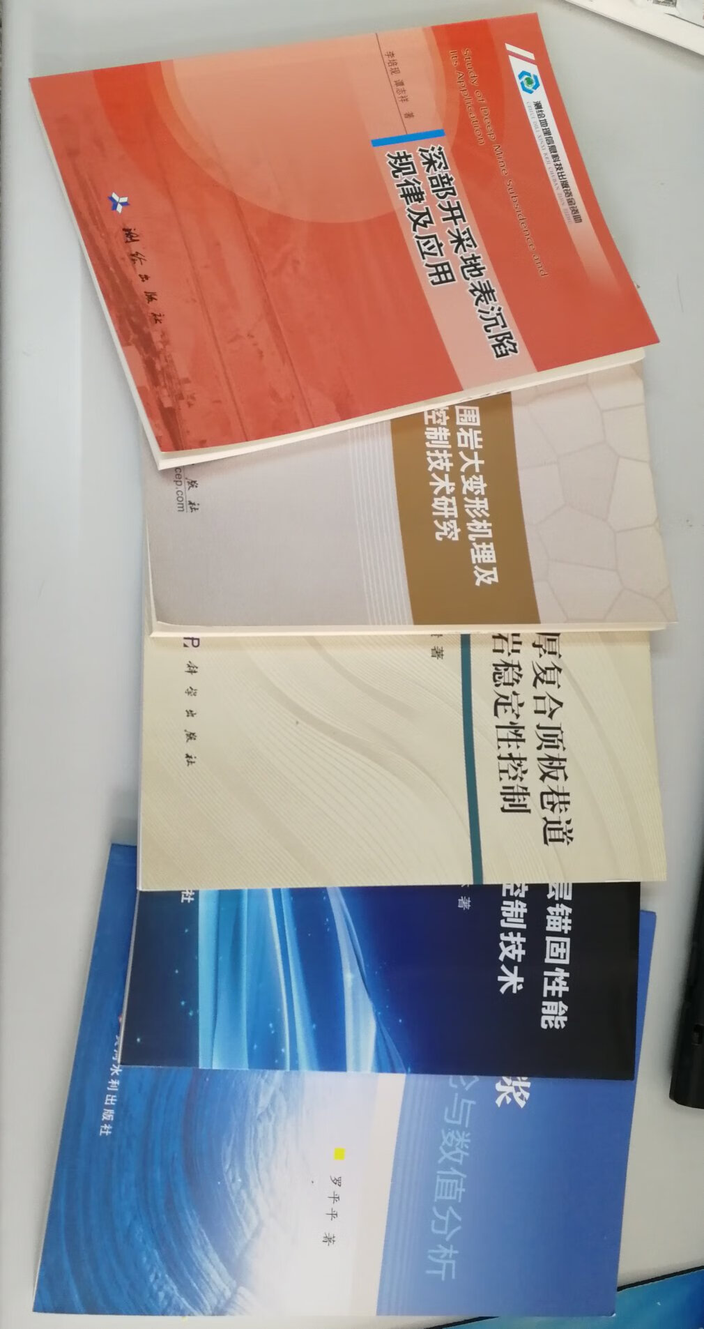 一次买了好几本一起发了。每年都会在自营上买书。书是正版的，质量没问题。