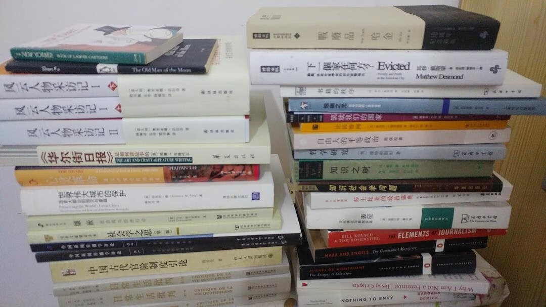 本书收录了安东•巴甫洛维奇•契诃夫全部4000余封书信中的217封文学书信。时间的跨度是25年。在这些书信中，展现了契诃夫的创作、生活和思想的发展变化。展现给读者一个更加全面更加真实的伟大作家。在这些书信中，你可以看到作为伟大的现实主义作家的光辉，也可以看到作为普通人的平凡。