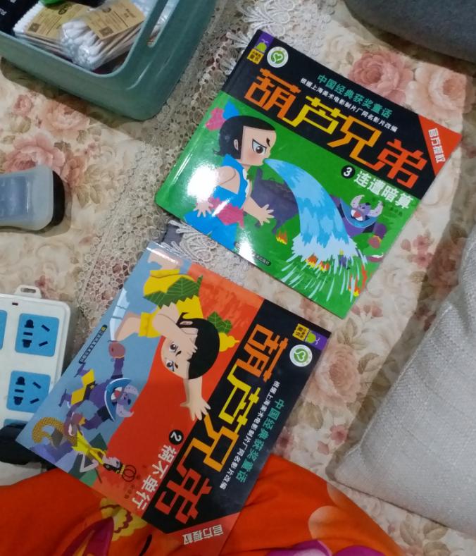 不错的书，给幼儿园的儿子准备的，拼图以及故事书都是他现在比较感兴趣的，这几天天天拿着这些书，又学了不少汉字了。