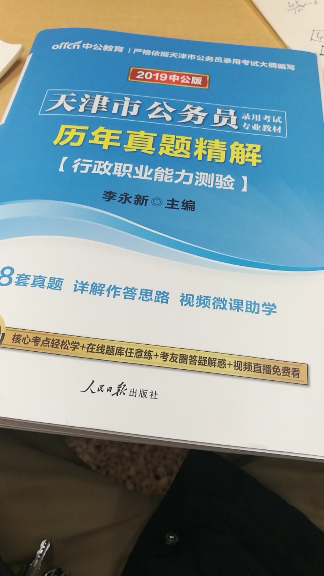 我给长安画上了锦树繁花，我看见江南便添上了雨市烟凉。直到我在辽阔的北漠上看见了你，我放下了笔，我知道没有什么比你更能修饰它。我给长安画上了锦树繁花，我看见江南便添上了雨市烟凉。直到我在辽阔的北漠上看见了你，我放下了笔，我知道没有什么比你更能修饰它。