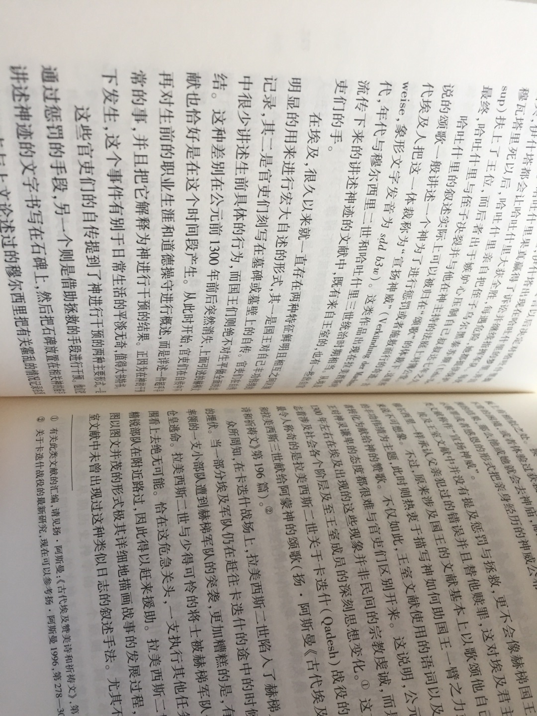 从2010年起至今，囤书逐渐成了一种知识阶层的流行运动。 相对于一次买一本或几本书，囤书是一次性购买大量书籍：少则二三十本，多则五六十甚至上百本。 囤书的人按身份划分有大学生、职场人士、年轻辣妈、高校教师......按去年发布的图书收入估算，总人数在100万左右。 他们有四大共同特征：学历：大部分都接受过良好的高等教育；组团：加入多个购书群，有活动就第一时间分享；分享：都享受购买书快感，并通过社交网络晒图；囤积：买的书都远超能够短期看完的数量。 囤书者们广泛分布于***、***、豆瓣读书等各种社区，具有强大而统一的共识：有活动，买买买。以及互利机制：分享优惠券，帮助其他人囤书。