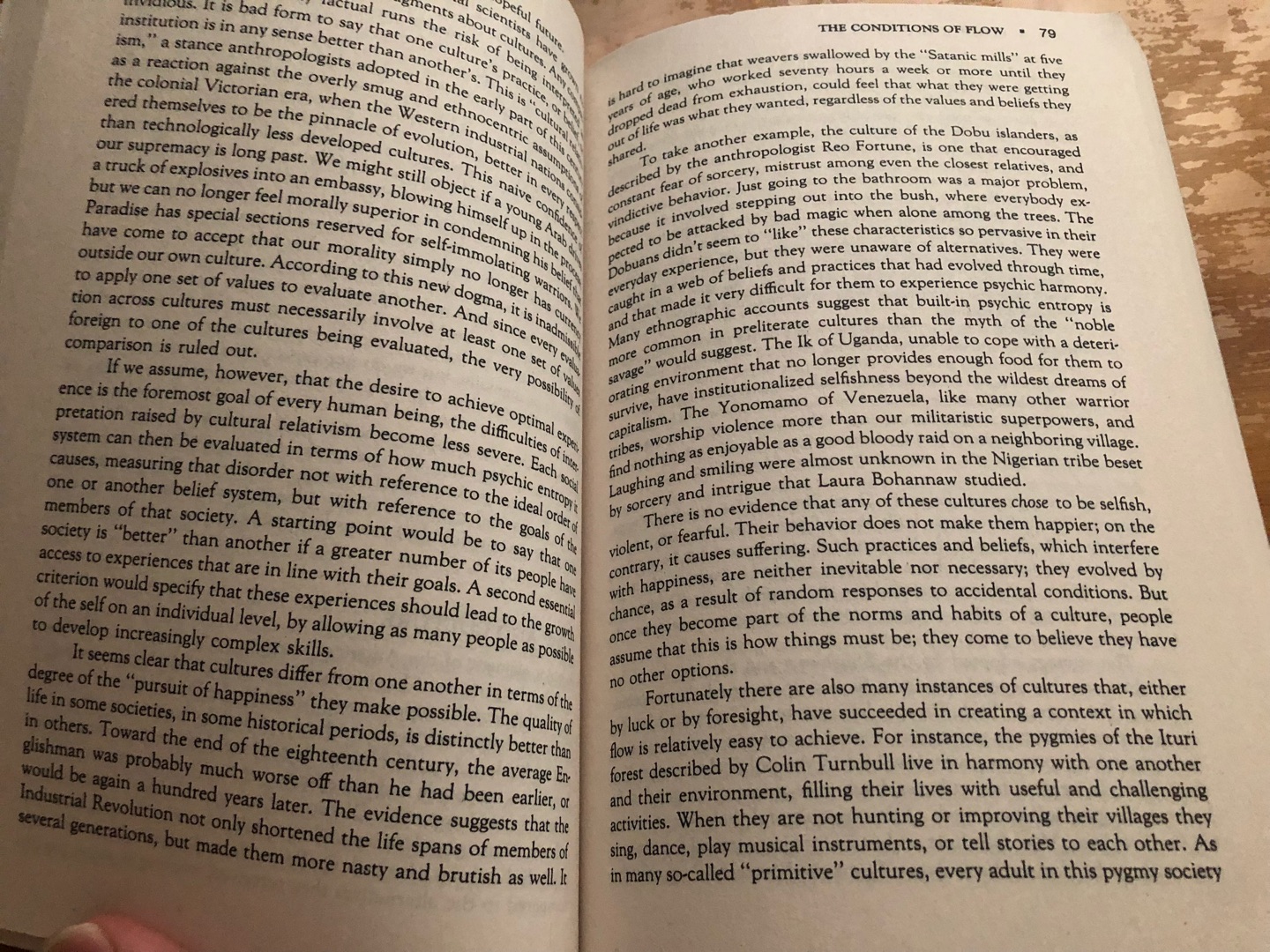 很不错的书，找了好久好久终于找到有这个书，恰巧遇到有活动。其他店买了两次最后都被该死的店家错误给退单了。的书很不错，但是这本书发来的时候除了一个快递袋什么保护都没，到手的时候快递袋已经被戳烂了一个窟窿，书也有小部分损伤。自己这么心爱的书被这样摧残真的心疼。这是我从哈佛学生的视频上看到的推荐，虽然能看中文版，但是为了得到原汁原味的体验还是买了原版，希望自己能看完，加油。我为什么喜欢在买东西，因为今天买明天就可以送到。我为什么每个商品的评价都一样，因为在买的东西太多太多了，导致积累了很多未评价的订单，所以我统一用段话作为评价内容。购物这么久，有买到很好的产品