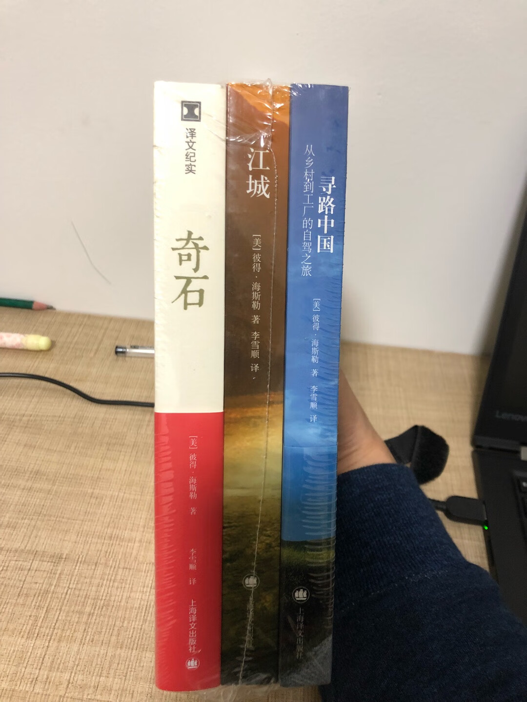 还不错，外国人写中国，可以读一读。但是并没有说的那么好。这书卖了那么多册也让我很惊讶。《江城》烧好，其他比较一般。