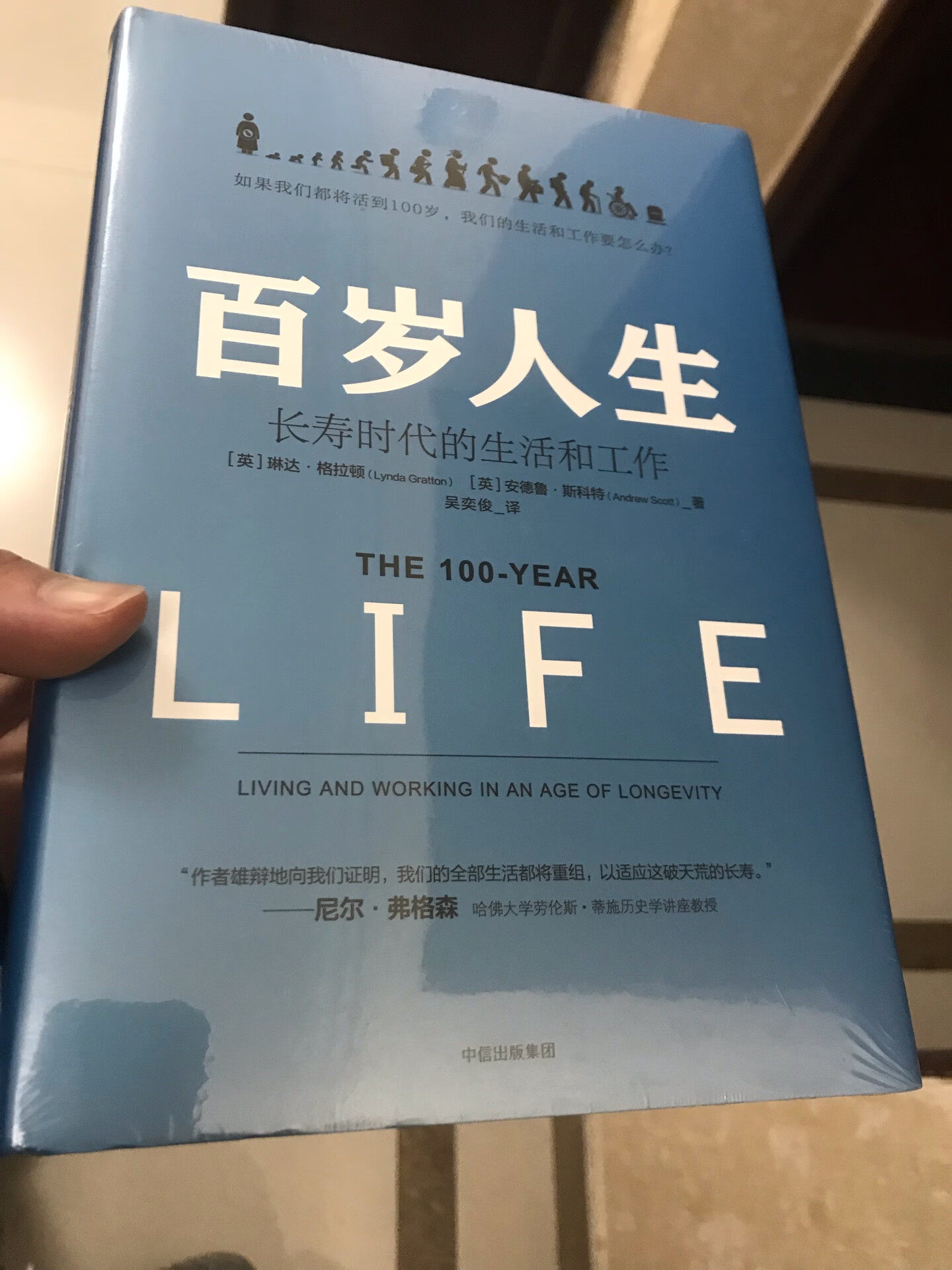 配送还是挺快的，就是包装有点low，就拿了个快递口袋装起的，都有点变形了，快递员放了丰巢未发取货码，后面到家打电话过去才发过来的。