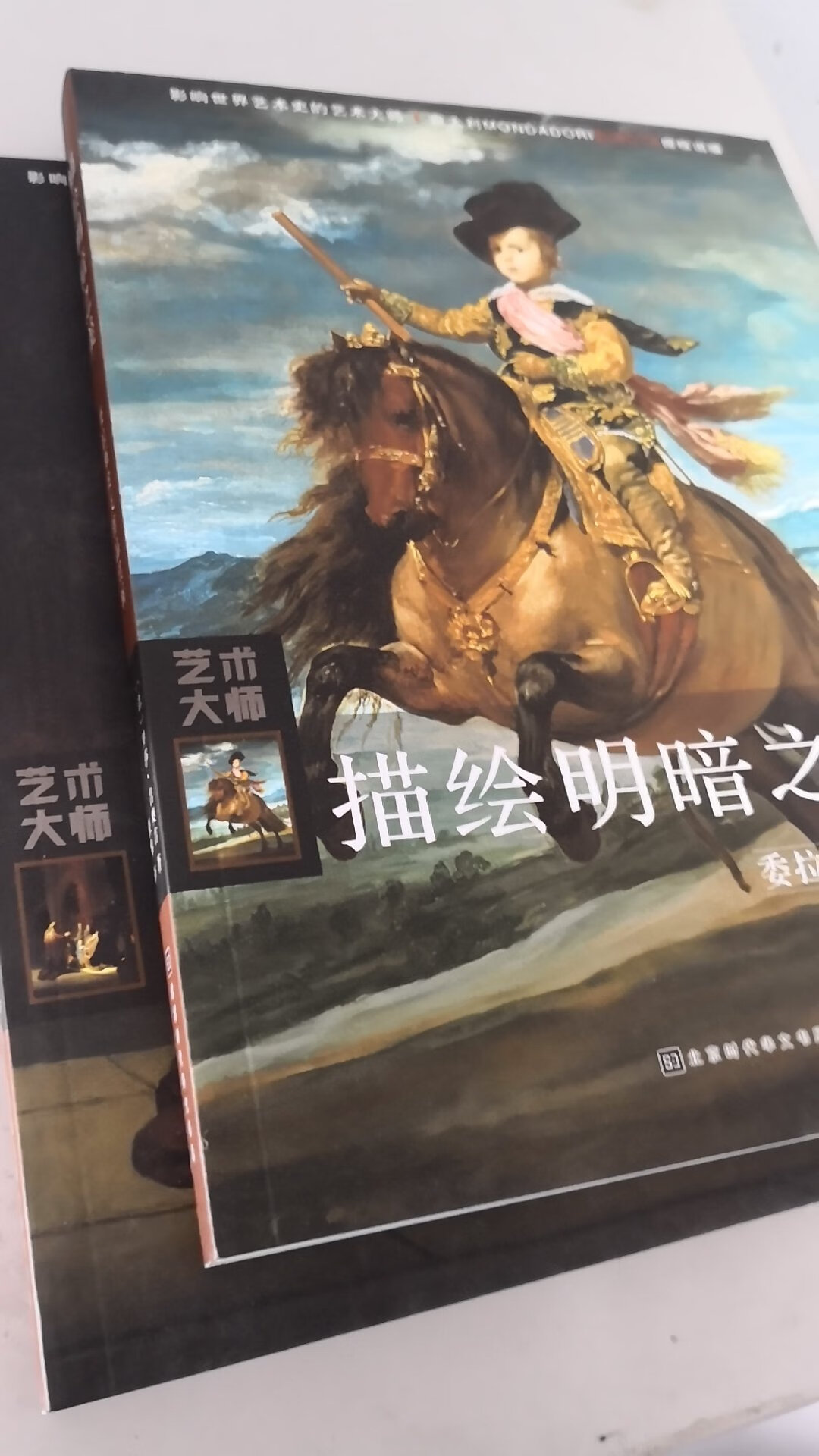 纸质非常好，铜版纸，但是有点小了，对于画作来说，至少十六开吧？