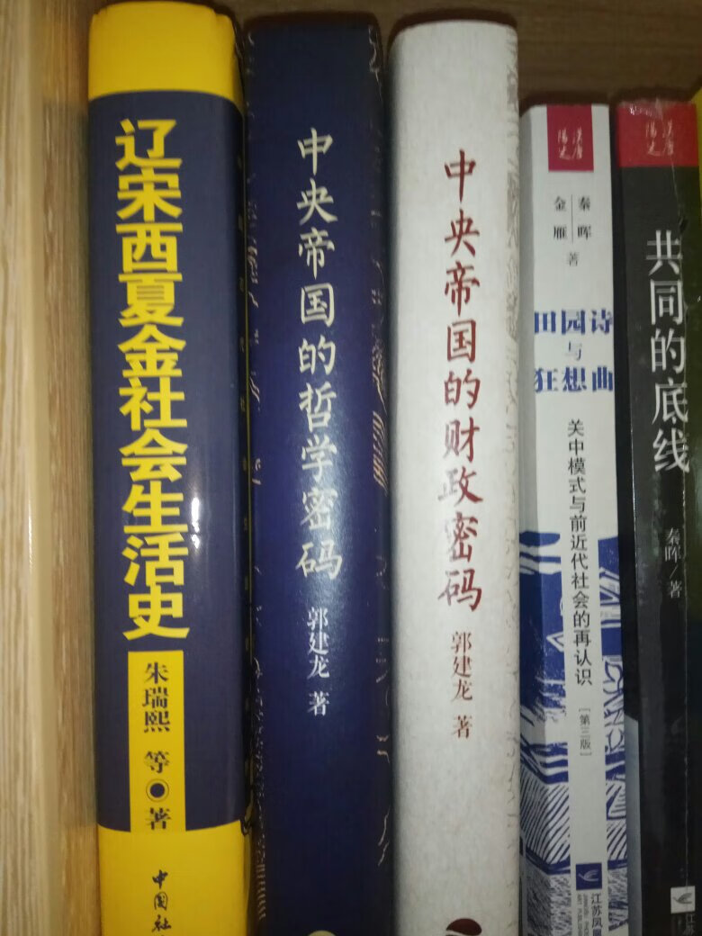 姑且不谈内容，字体设计有点糟糕，那种扁平字体稍稍有点#