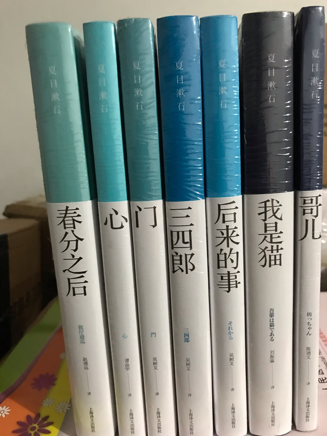 《门》是夏目漱石反自然主义的代表作品之一，作者以现实主义与浪漫主义相结合的手法，创作了一个感伤的世界。