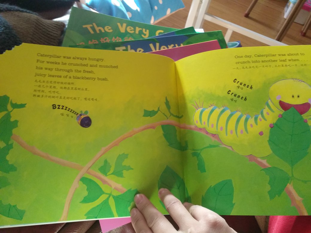 很可爱的一套书，双语绘本，不懂英语的家长可以读中文给孩子听，也可以扫书后二维码听官方英语音频！
