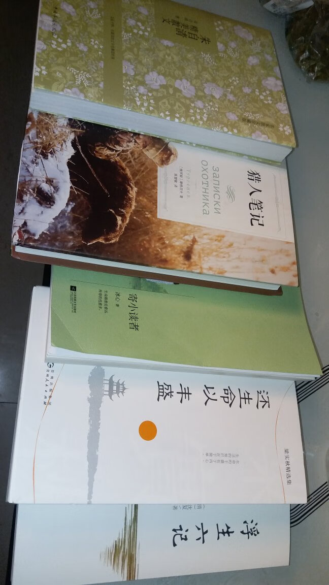 这本是硬皮的感觉很上档次呀送人都很不错，这本书还没有看买了好多慢慢看哦，适合中学生看