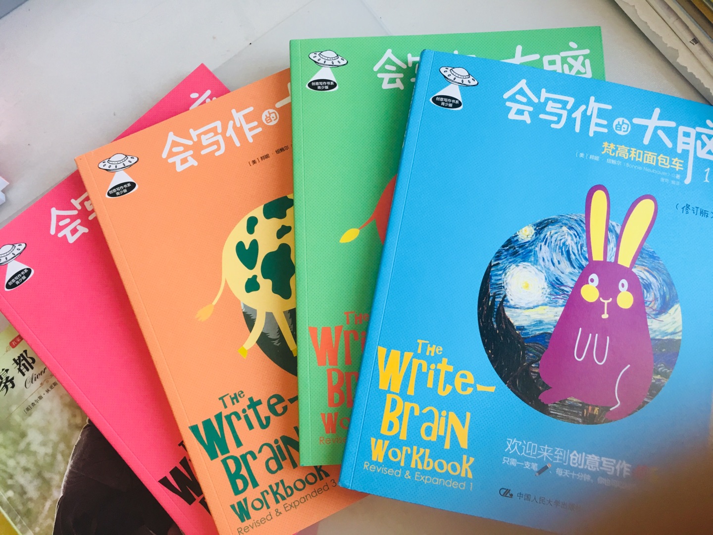 这套书太好玩了！孩子特别喜欢。一拿到手就天马行空滴开始玩，边玩边说，脑洞大开??希望这样一直玩下去，能给孩子的写作带来帮助！