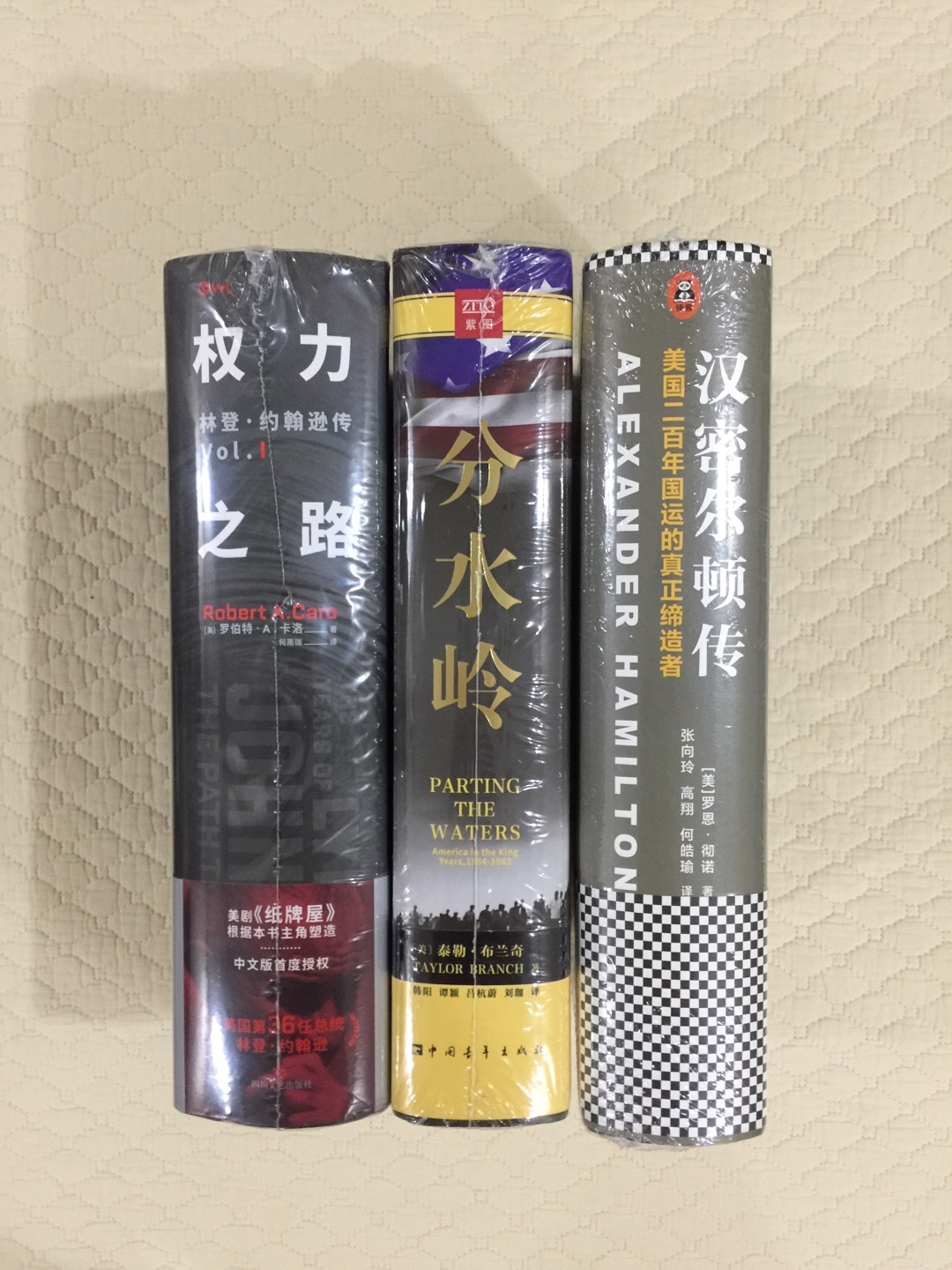 非常完美的书，厚厚的三大册，看着就过瘾。对美国的历史越来越着迷。这些书看完后，作为收藏也是上等佳品。只可惜家里实在没有地方存书了，到处都是书。