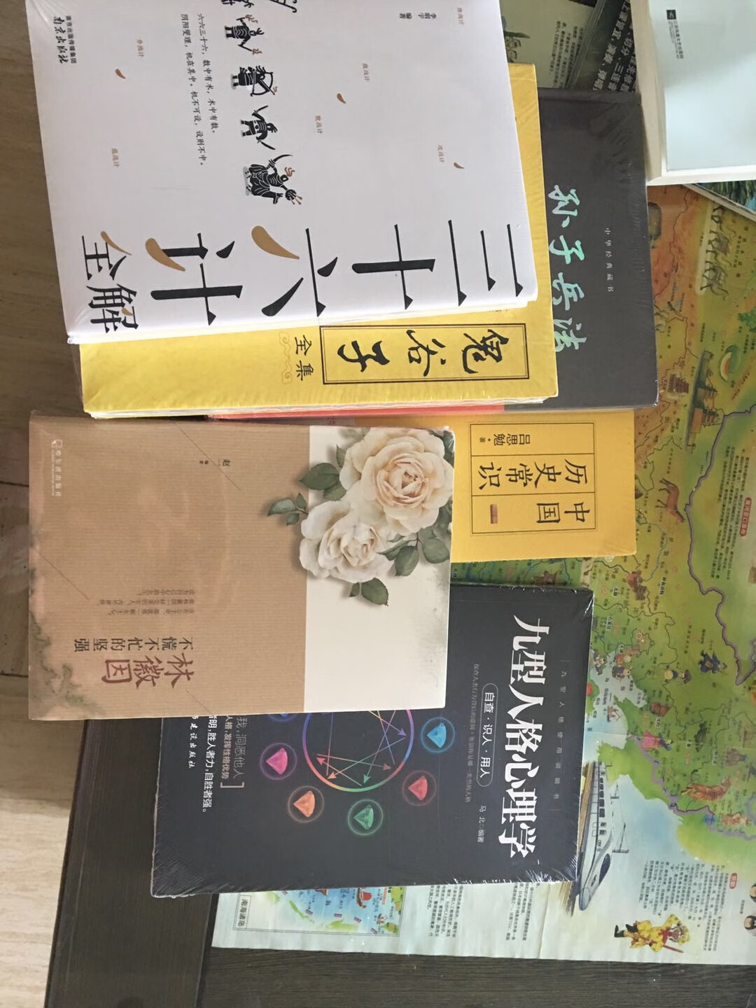 有塑封16开，三本一套内容丰富，很透彻地了解中国文化，值得推荐。