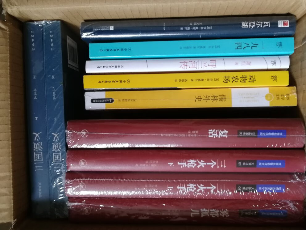 为了这本三国凑了10本99元哈哈哈，封面很赞啊，作家出版社的，超值，正版