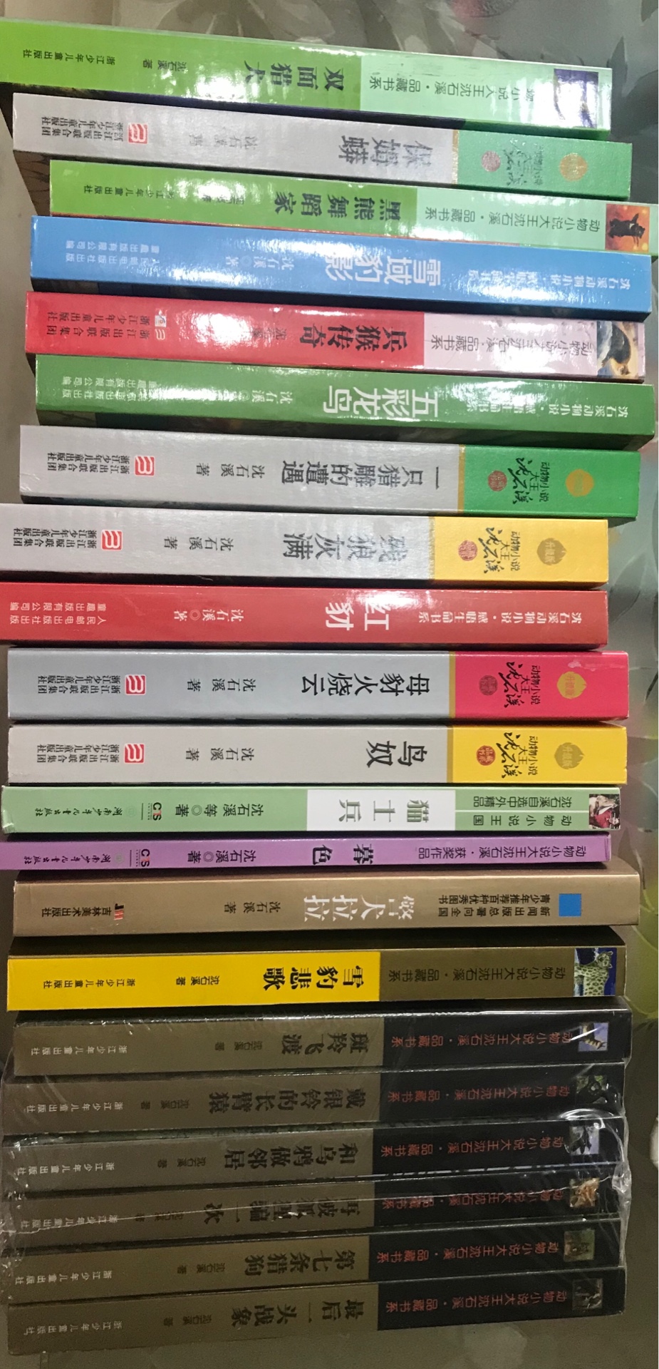 孩子强烈要求买的，说是沈石溪写的书很好看。所以一次买了20多本，慢慢看吧，总比看手机、平板好