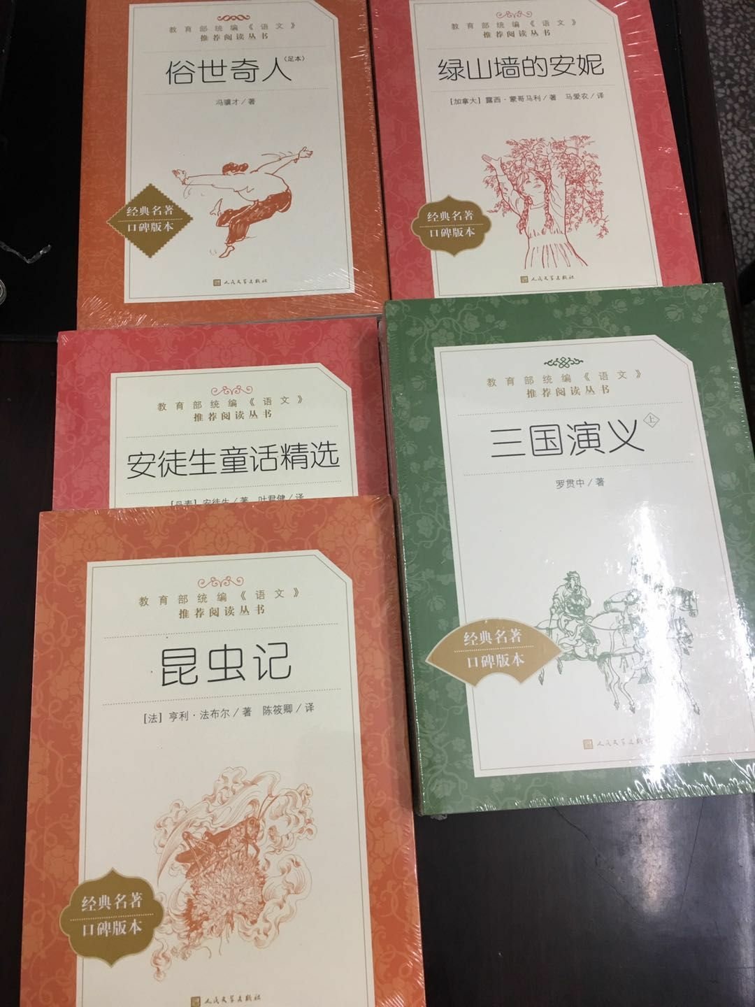 绘本是孩子的世界：优秀的绘本不仅是孩子的，也是成人的，只不过不同年龄读出的味道不同。爱书的父母，是孩子最好的阅读启蒙老师。绘本不但由丰富的画画，还有少量的文字故事配合说明，充分吸引了孩子的阅读兴趣；有助于孩子学习良好的生活习惯；有助于让孩子懂得许多道理；有助于让孩子的好奇心得到满足；有助于提高儿童的语言表达能力；有助于儿童形成图像思维方式，丰富儿童的想象力；