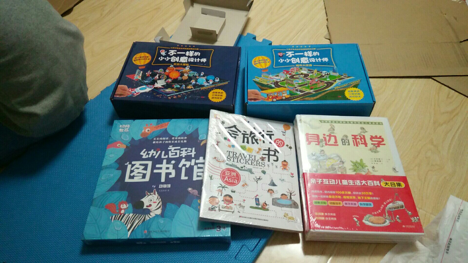 plus会员买书更优惠，一直使用plus，赶上活动就超值耶，孩子大部分图书家里日用品，食品，家电等都是采购于~送货快，价钱嗷嗷便宜，只要有活动就会囤很多，这次一共买了一百本绘本，质量都很好，给孩子的启蒙书，特别是图画书，还是要买正版的～做活动的时候正版的都比某些盗版的平装便宜～这次一次性把孩子的绘本架填得满满的，下次再买书需要再入手一个绘本架了～希望孩子喜欢上读书，希望图书越来越好～