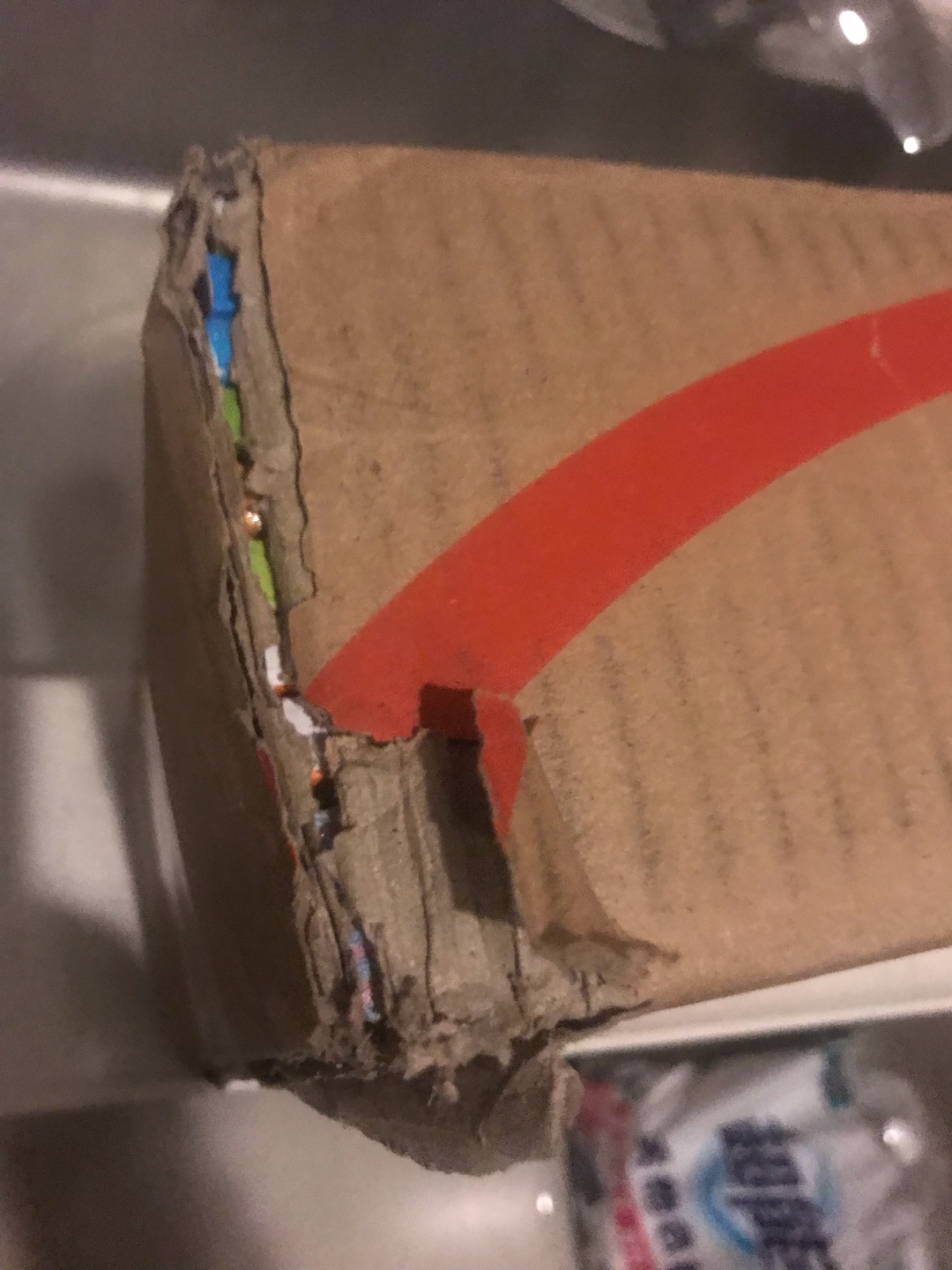 外包装严重破损，胶带贴的不够紧密。