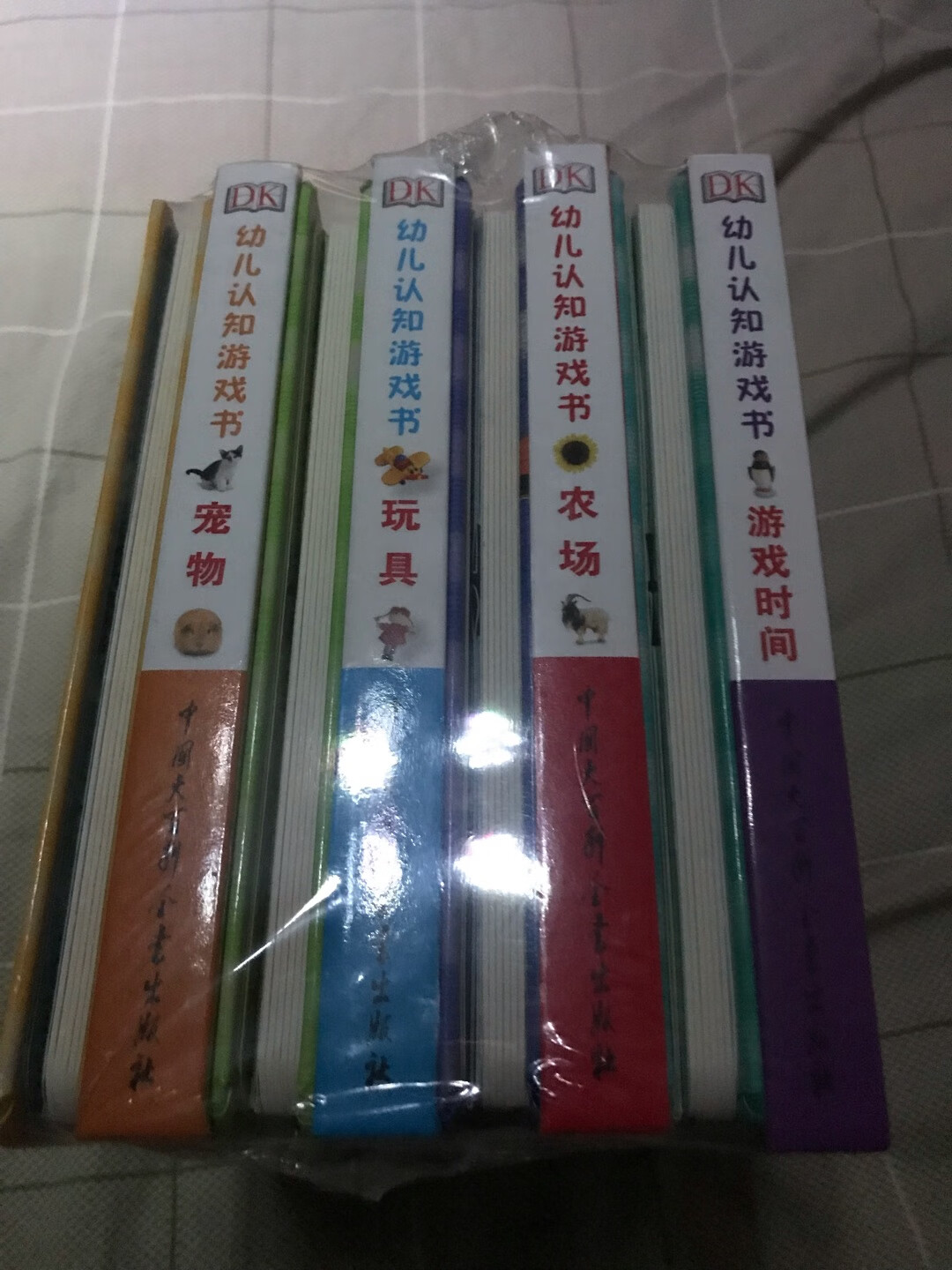 书很精致，物流很快，在宝宝游戏的同时长知识，开发各种能力，挺不错的设计