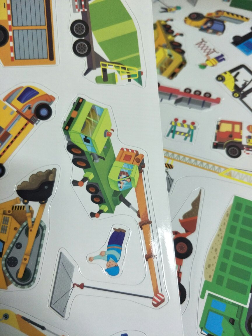 非常有创意的一本书～里面有非常多的磁力贴片，将书和玩具结合得很有趣，儿子特别喜欢，把小汽车贴得家里到处都是，反复玩都可以～