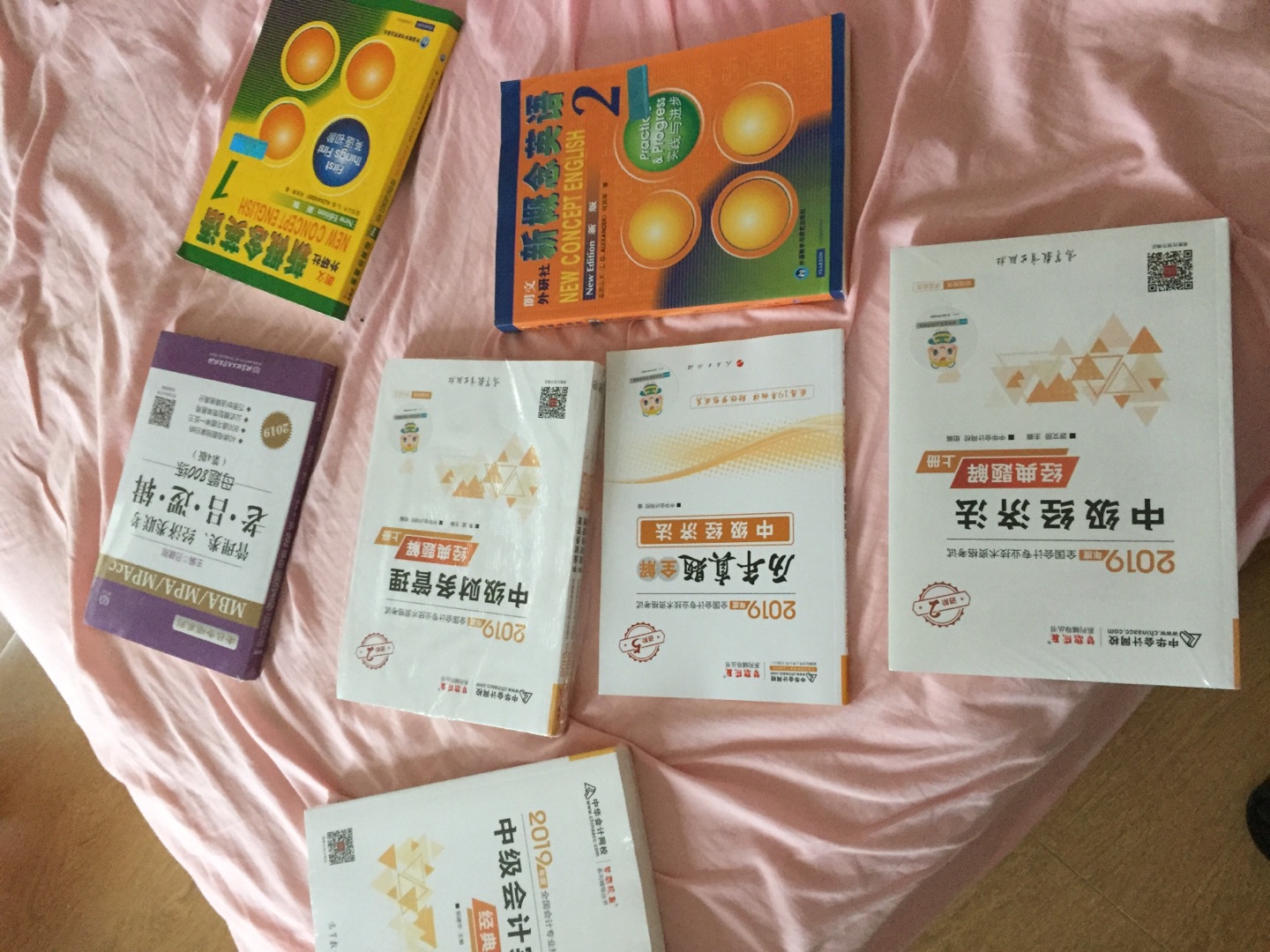 老婆下半年考中级会计，帮她买来用，希望能过。