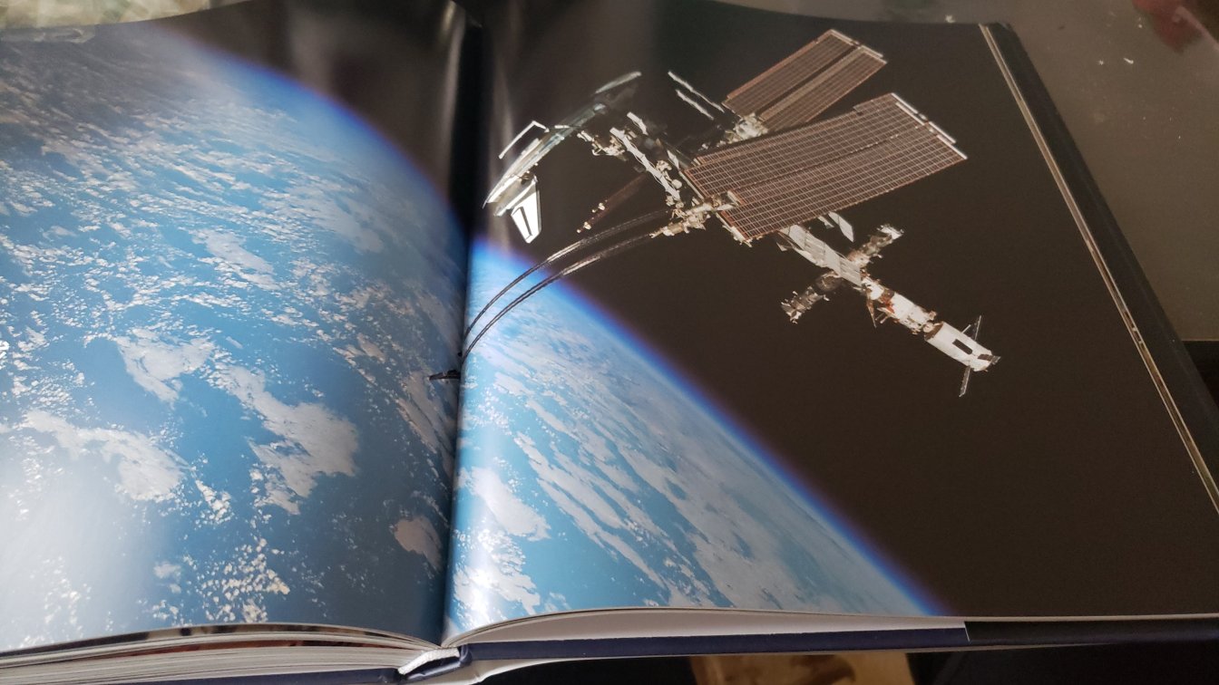 以一次太空旅行为载体，据实的手法，描述了太空里的一些粗浅的知识，主要还是视觉上的，照片为绝大多数描述手法。