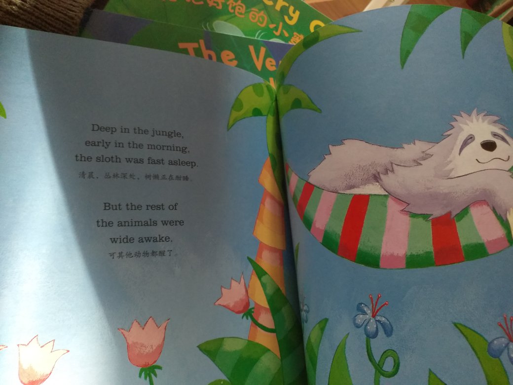 很可爱的一套书，双语绘本，不懂英语的家长可以读中文给孩子听，也可以扫书后二维码听官方英语音频！