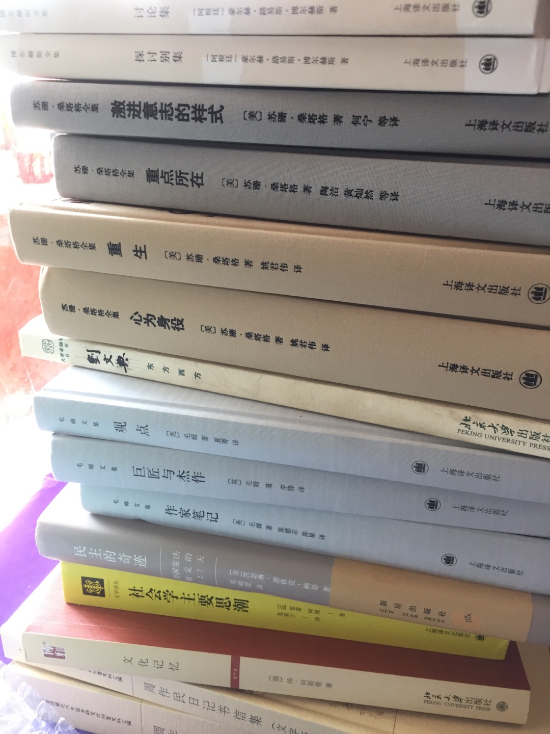 从2010年起至今，囤书逐渐成了一种知识阶层的流行运动。 相对于一次买一本或几本书，囤书是一次性购买大量书籍：少则二三十本，多则五六十甚至上百本。 囤书的人按身份划分有大学生、职场人士、年轻辣妈、高校教师......按去年发布的图书收入估算，总人数在100万左右。 他们有四大共同特征：学历：大部分都接受过良好的高等教育；组团：加入多个购书群，有活动就第一时间分享；分享：都享受购买书快感，并通过社交网络晒图；囤积：买的书都远超能够短期看完的数量。 囤书者们广泛分布于***、***、豆瓣读书等各种社区，具有强大而统一的共识：有活动，买买买。以及互利机制：分享优惠券，帮助其他人囤书。