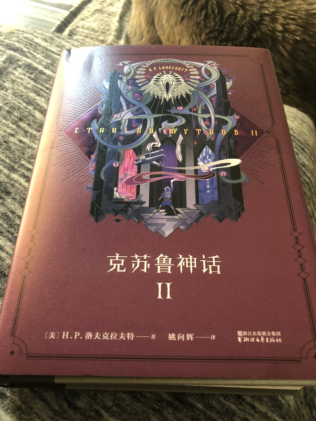 死灵之书跟这套克苏鲁的装帧印刷比较，基本就是煎饼果子跟舒芙蕾奶酪的差别。