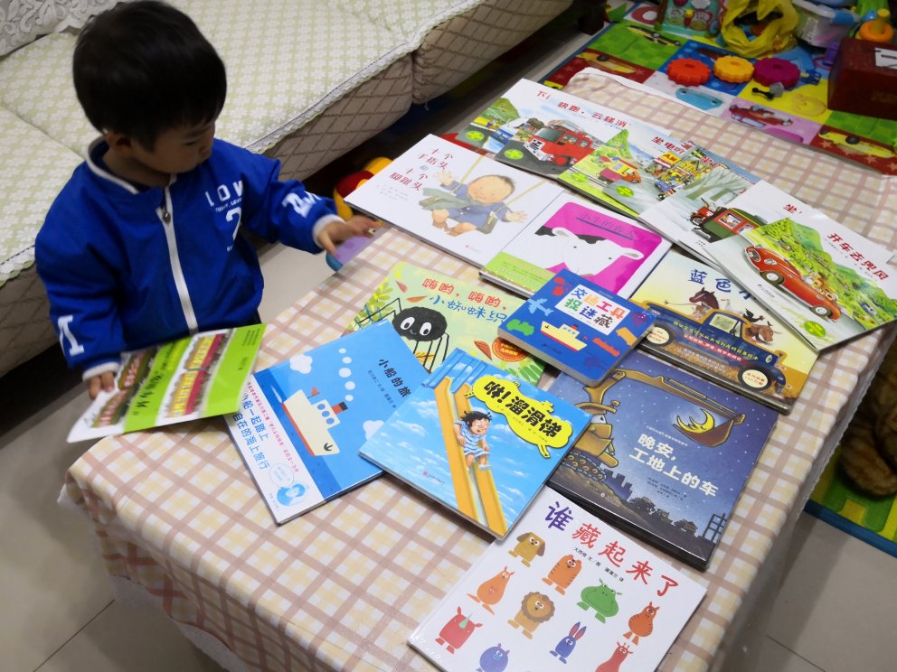 儿子超级喜欢看书，现在他1岁八个月，买的书都适合他的年龄，最近有折扣囤了很多书，希望儿子喜欢哦。
