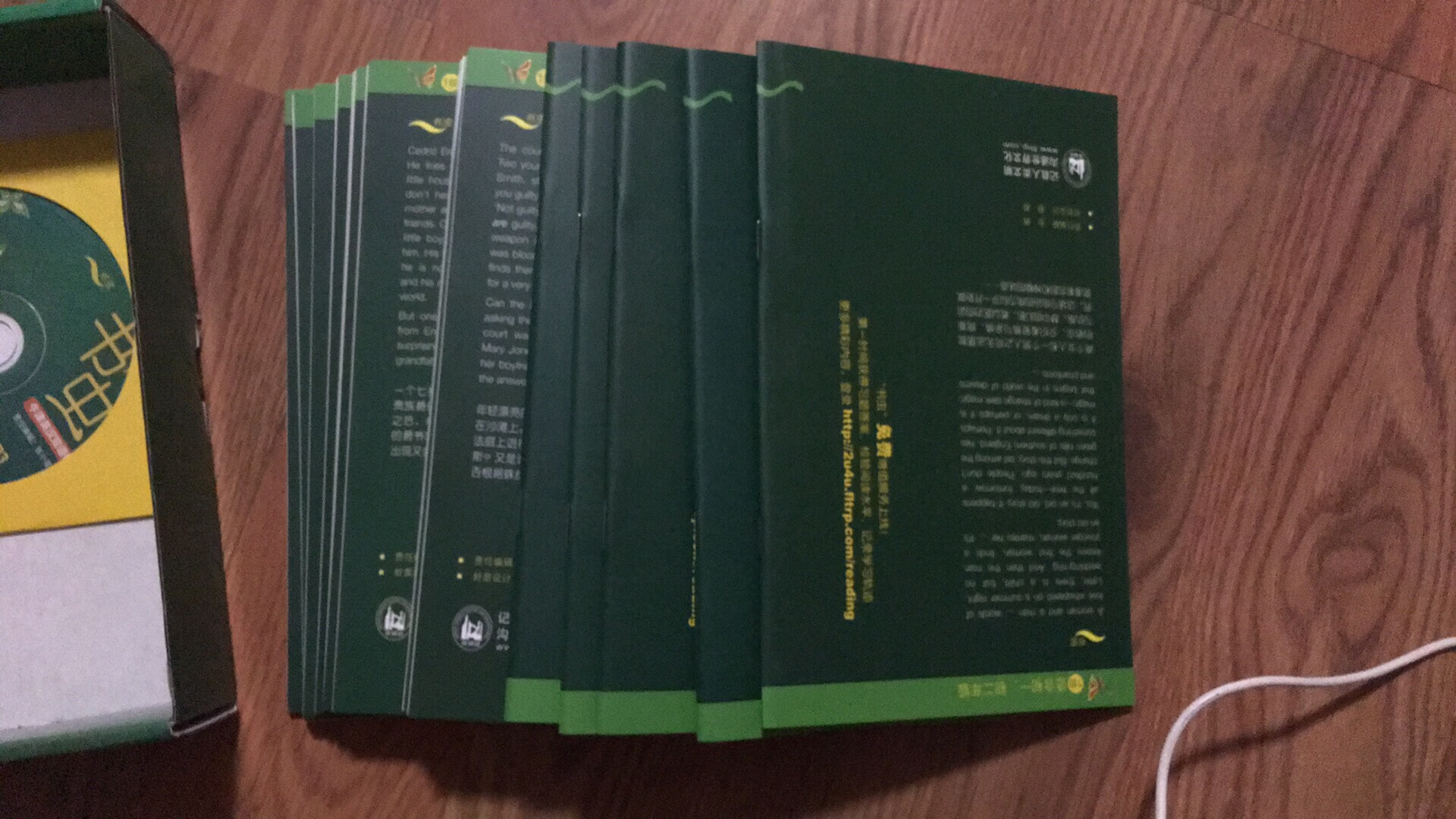 包装小巧紧凑，内容浅显易懂，听读同时练，学习英语的好帮手！强烈推荐给各位家长！初中全套买下来也就孩子4次培优课的价格，值啊！