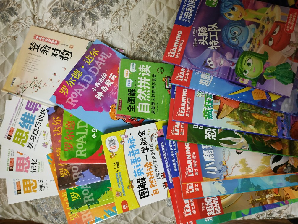 给孩子买了一堆的书 作为儿童节的礼物  孩子很喜欢